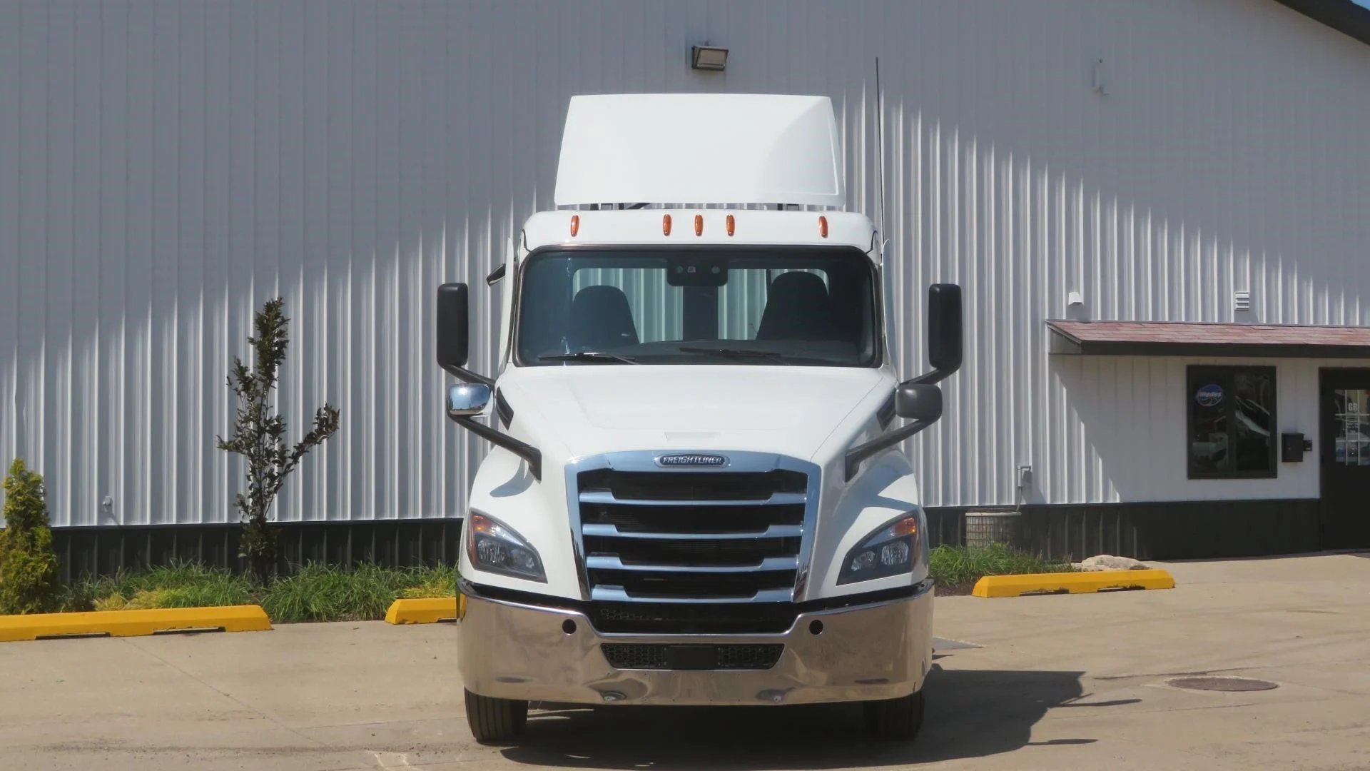 2021 Freightliner Cascadia in MI — photo 2