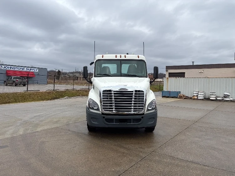 2018 Freightliner Cascadia - image 2