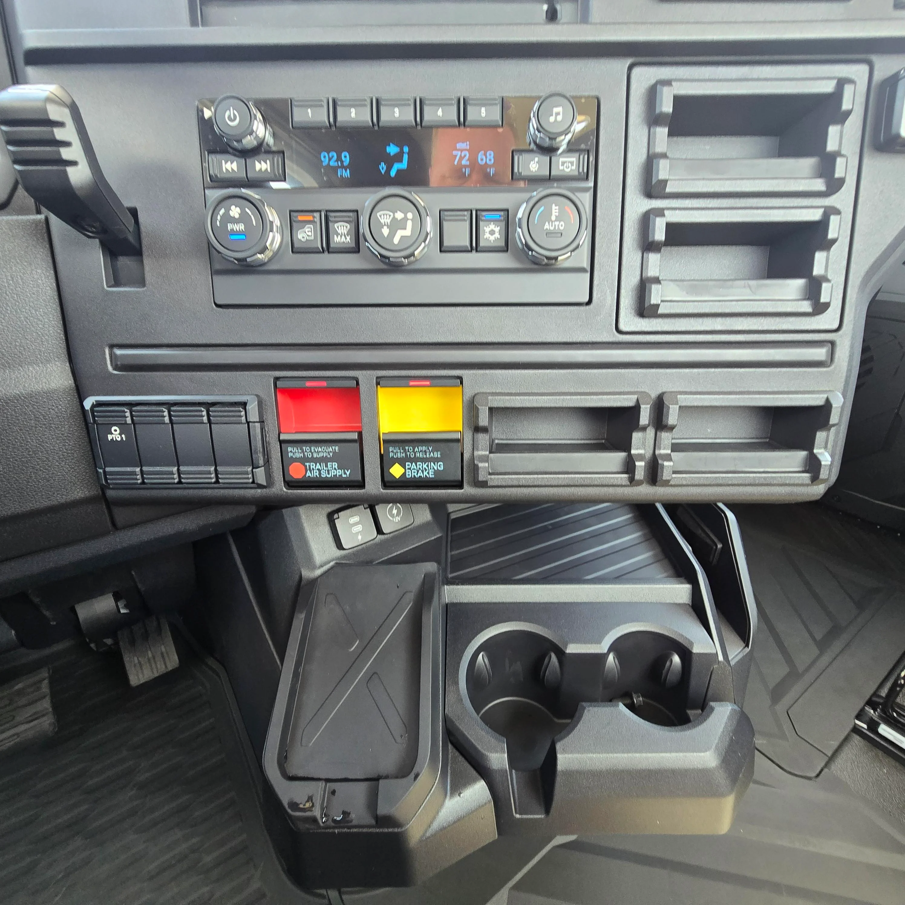 2027 Mack Anthem in Wichita Falls, TX — photo 12