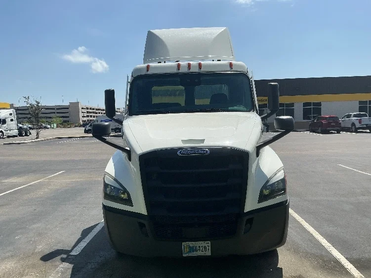 2021 Freightliner Cascadia in Pensacola, FL — photo 2