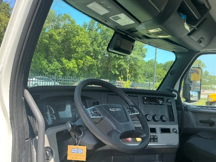 2021 Freightliner Cascadia in Pensacola, FL — photo 10