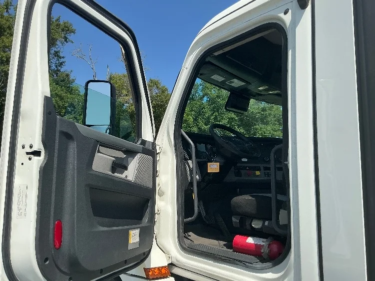 2021 Freightliner Cascadia in Pensacola, FL — photo 9