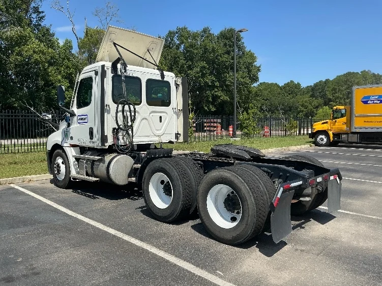 2021 Freightliner Cascadia in Pensacola, FL — photo 5