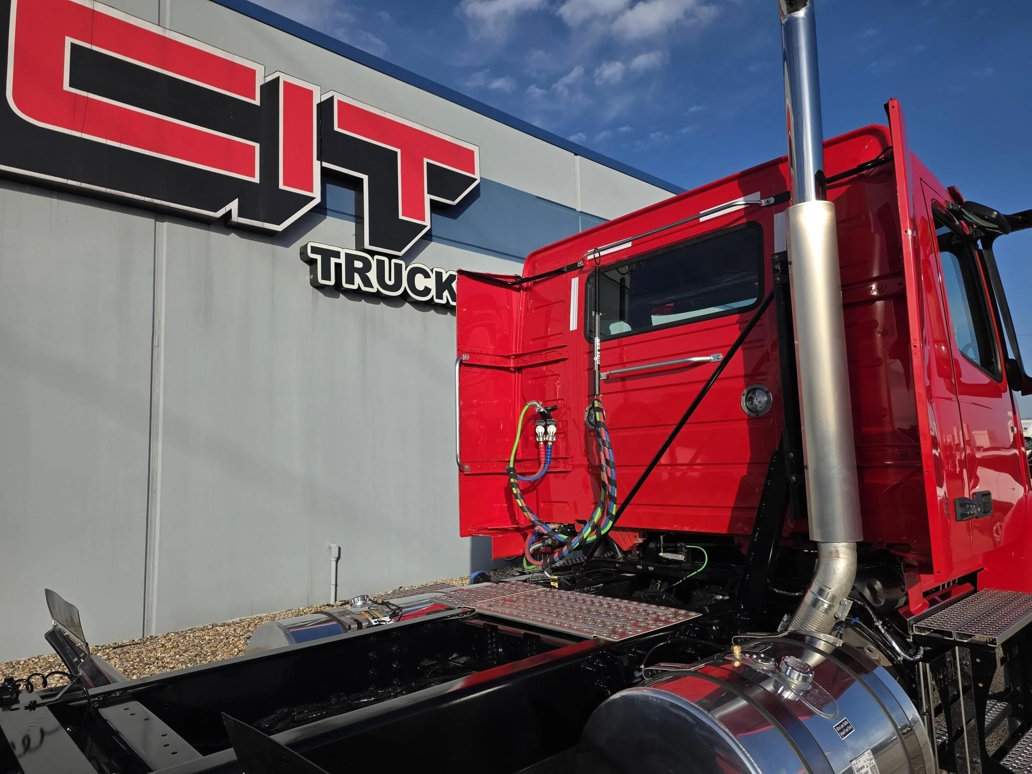 2026 Volvo VNR 640 - image 5