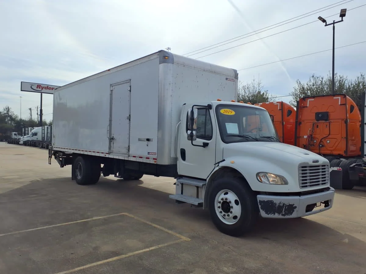 2019 Freightliner M2 106 in Houston, TX — photo 3