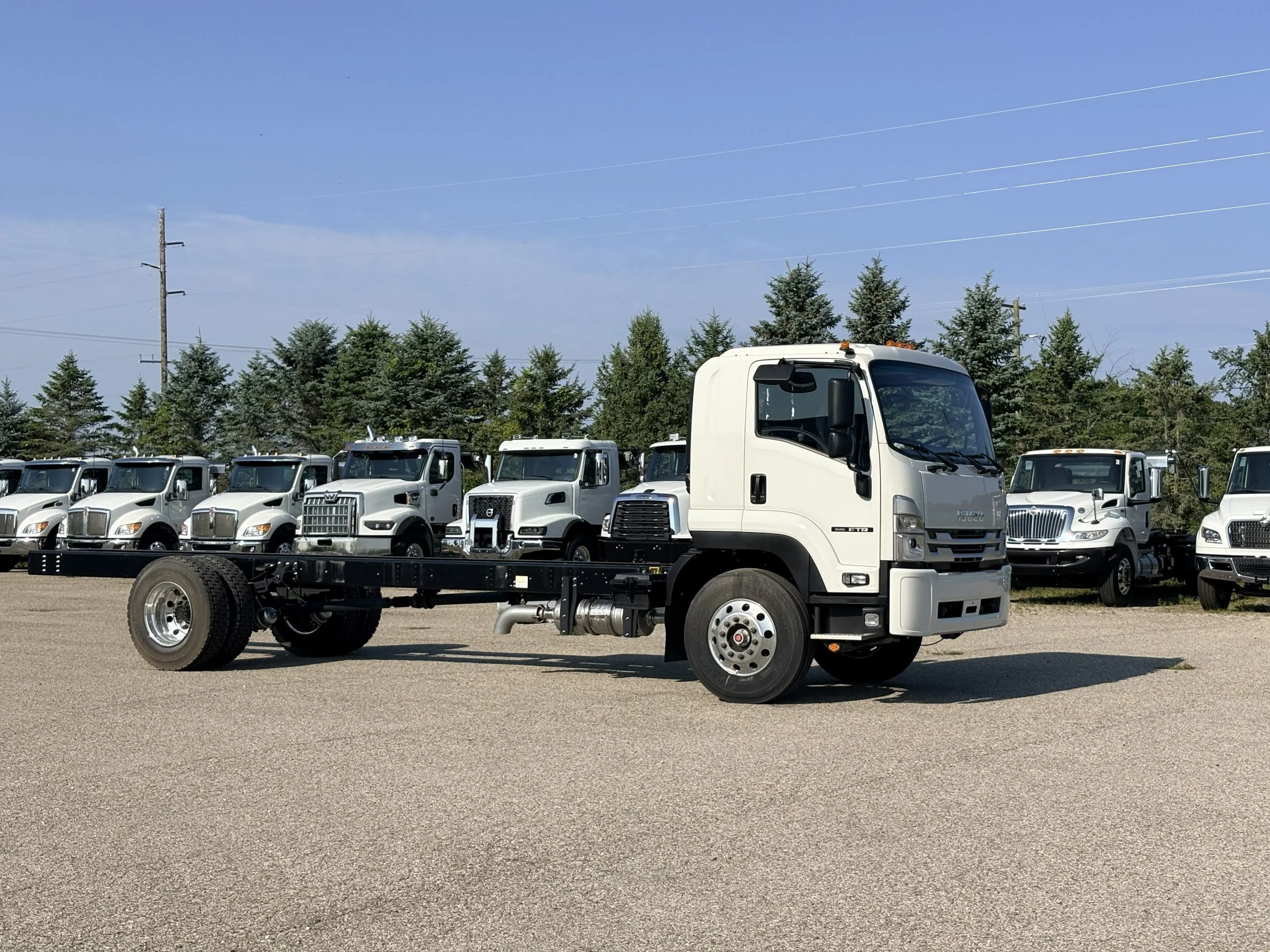 2025 Isuzu FTR — photo 3
