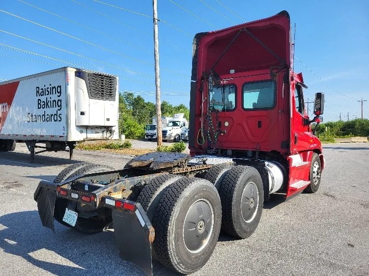 2019 Freightliner Cascadia in Londonderry, NH — photo 7