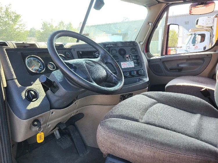 2019 Freightliner Cascadia in Londonderry, NH — photo 10
