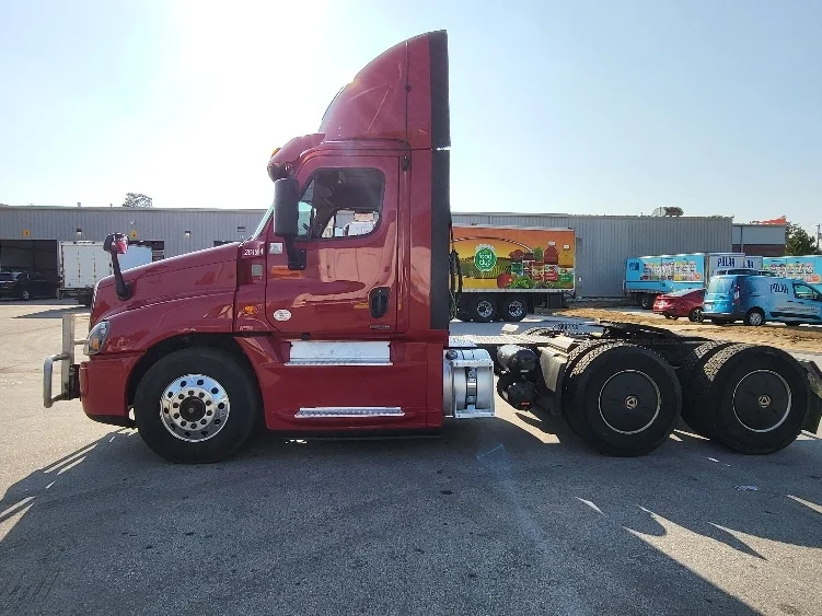 2019 Freightliner Cascadia in Londonderry, NH — photo 4