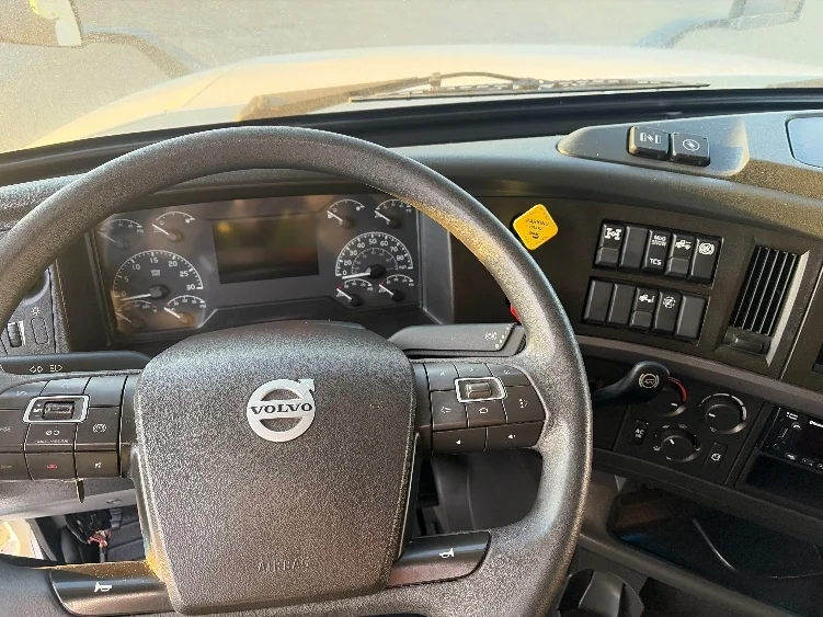 2023 Volvo VNL 760 - image 10