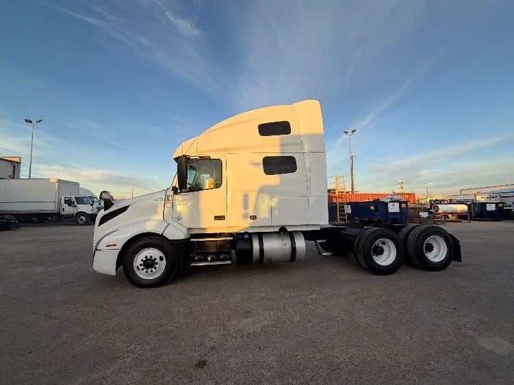 2023 Volvo VNL 760 - image 4