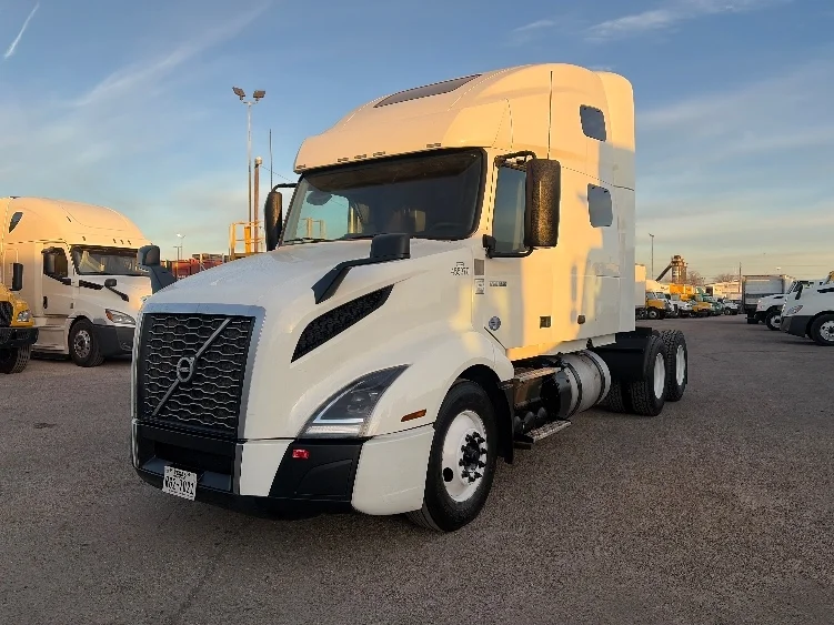 2023 Volvo VNL 760 - image 3