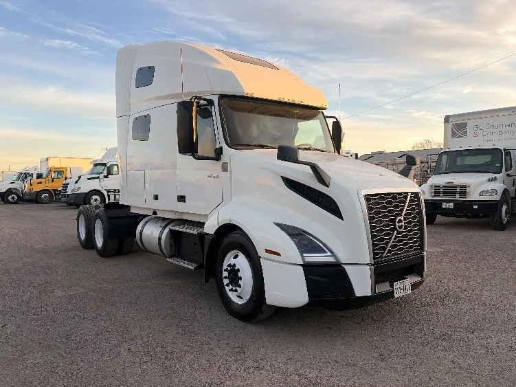 2023 Volvo VNL 760 - image 1