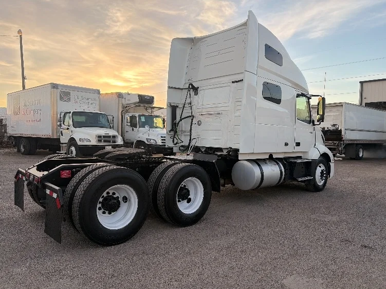 2023 Volvo VNL 760 - image 7