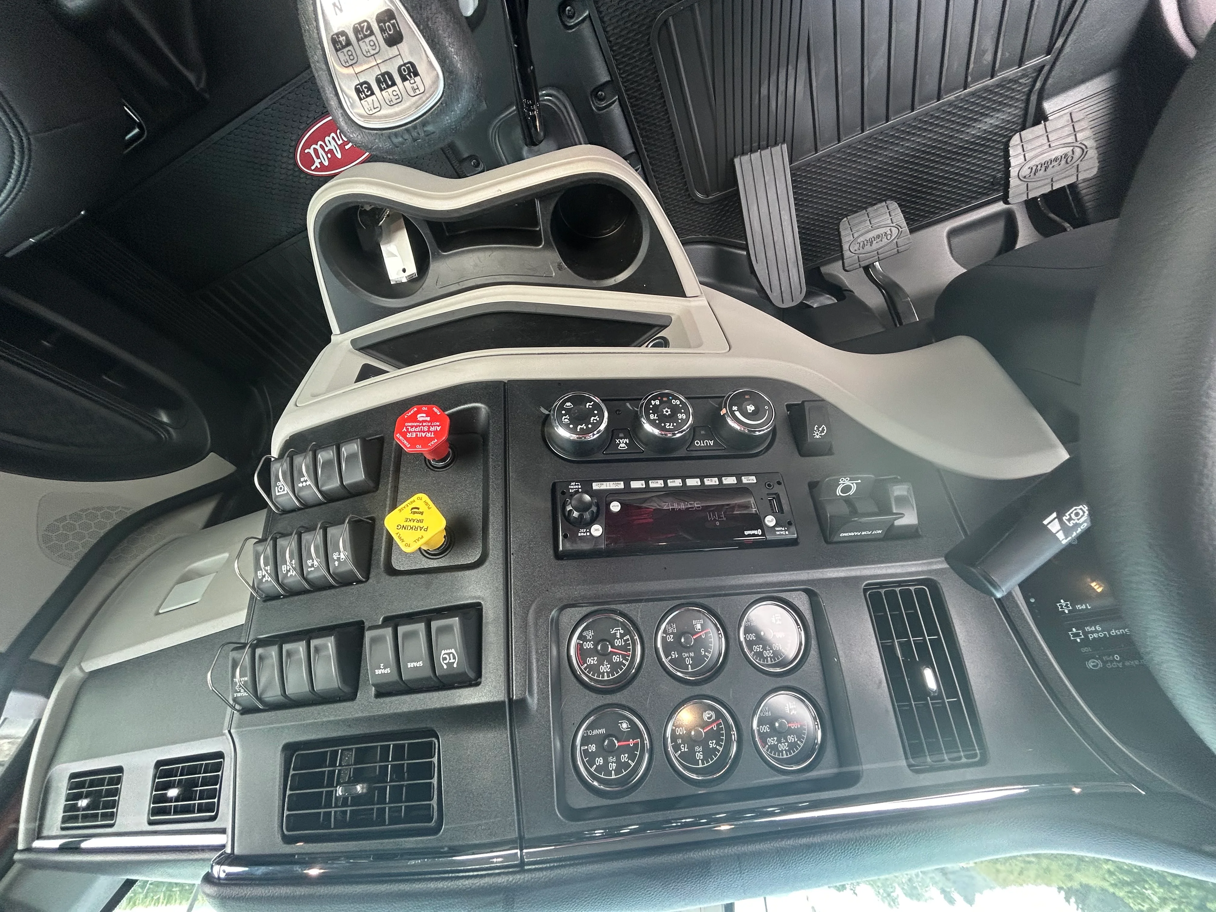 2027 Peterbilt 589 in Allentown, PA — photo 14