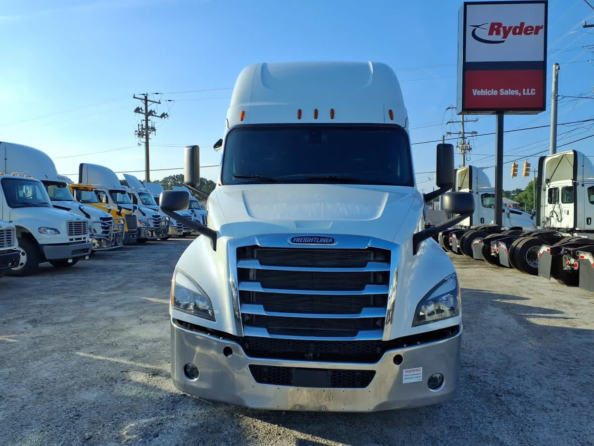 2020 Freightliner Cascadia in Greenville, SC — photo 2