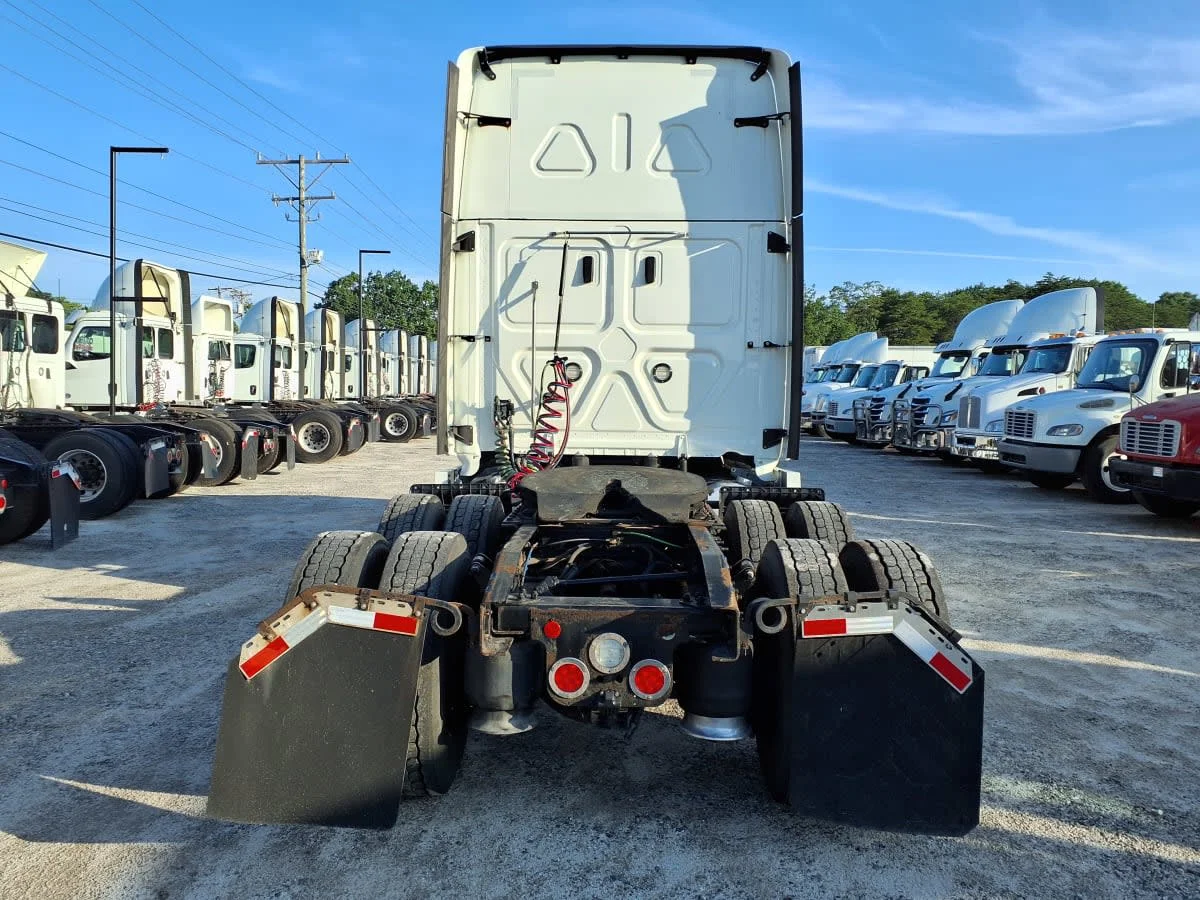 2020 Freightliner Cascadia in Greenville, SC — photo 5