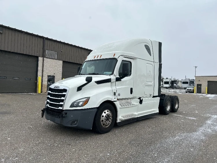 2023 Freightliner Cascadia in Akron, OH — photo 3