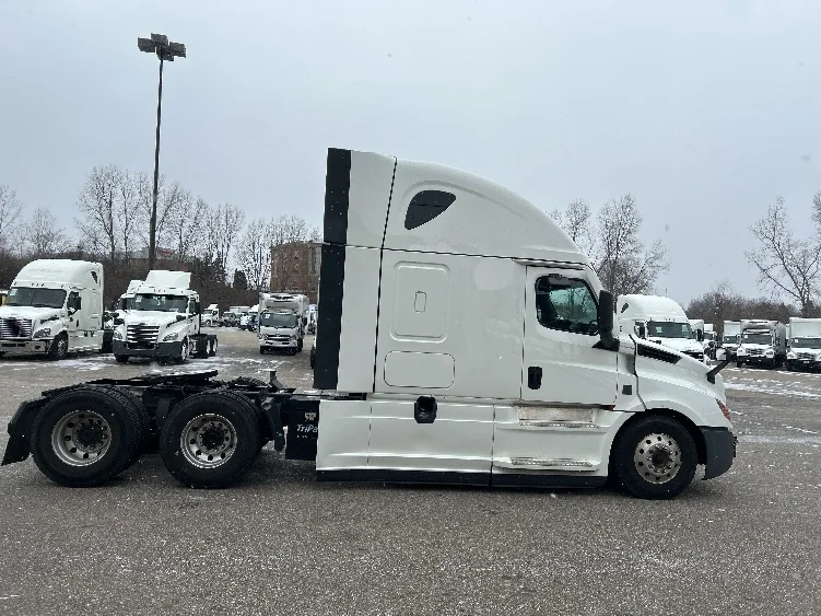 2023 Freightliner Cascadia in Akron, OH — photo 8