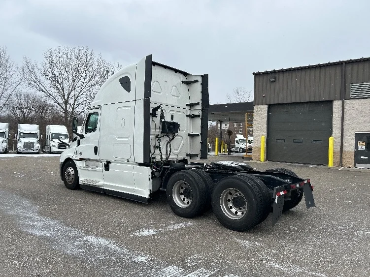 2023 Freightliner Cascadia in Akron, OH — photo 5