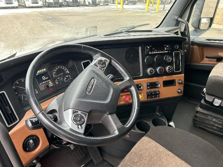2023 Freightliner Cascadia in Akron, OH — photo 10