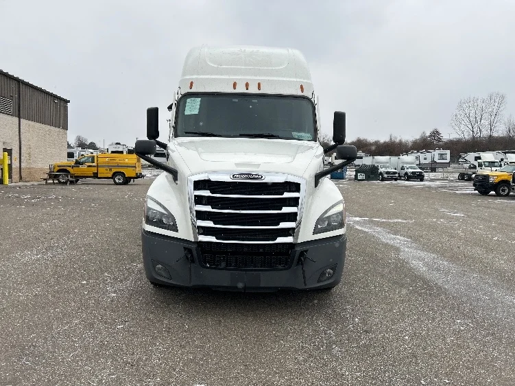 2023 Freightliner Cascadia in Akron, OH — photo 2