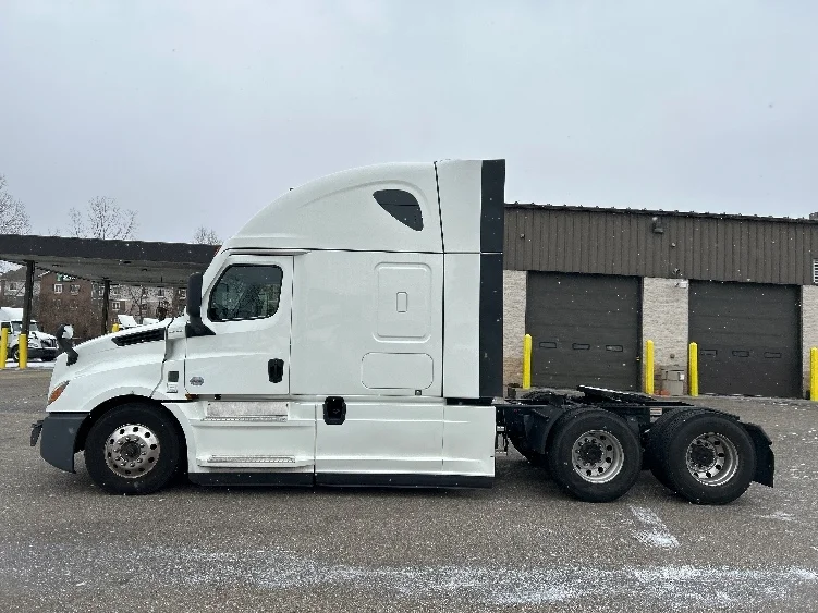 2023 Freightliner Cascadia in Akron, OH — photo 4