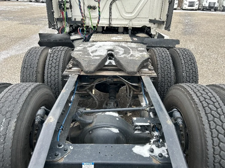 2023 Freightliner Cascadia in Akron, OH — photo 6
