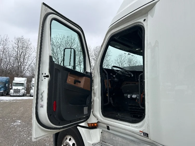 2023 Freightliner Cascadia in Akron, OH — photo 9