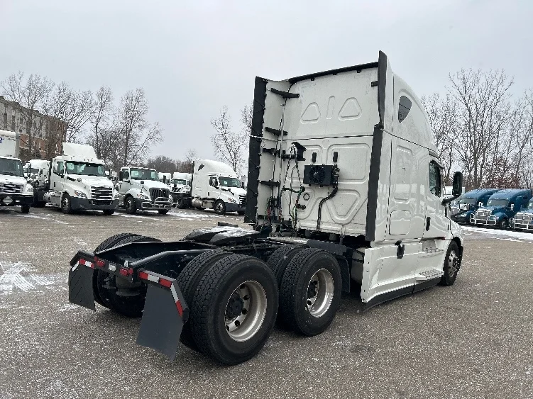 2023 Freightliner Cascadia in Akron, OH — photo 7