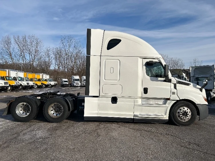 2022 Freightliner Cascadia in Akron, OH — photo 8