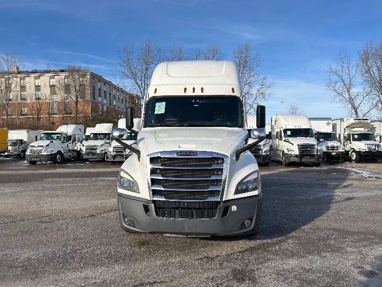 2022 Freightliner Cascadia in Akron, OH — photo 2