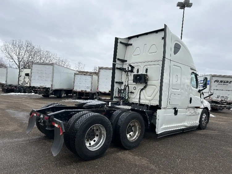 2022 Freightliner Cascadia in Akron, OH — photo 7
