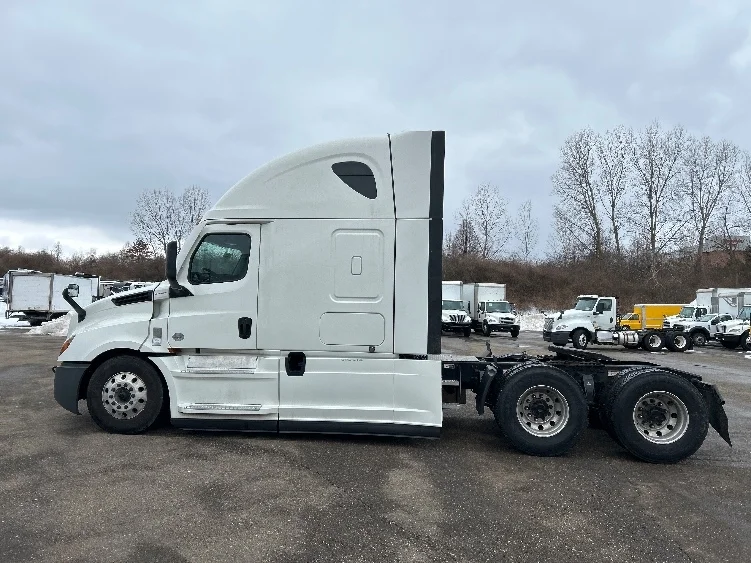 2022 Freightliner Cascadia in Akron, OH — photo 4