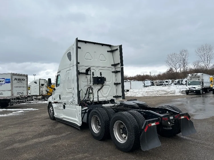2022 Freightliner Cascadia in Akron, OH — photo 5