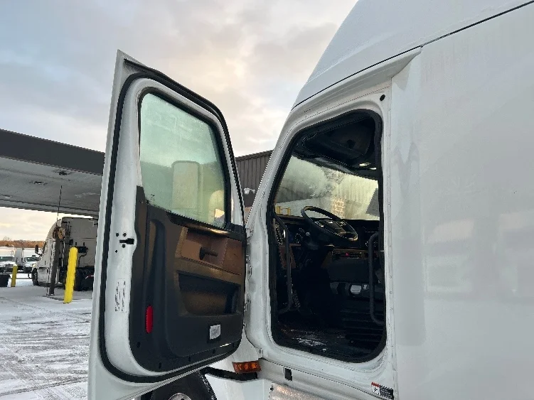 2022 Freightliner Cascadia in Akron, OH — photo 9