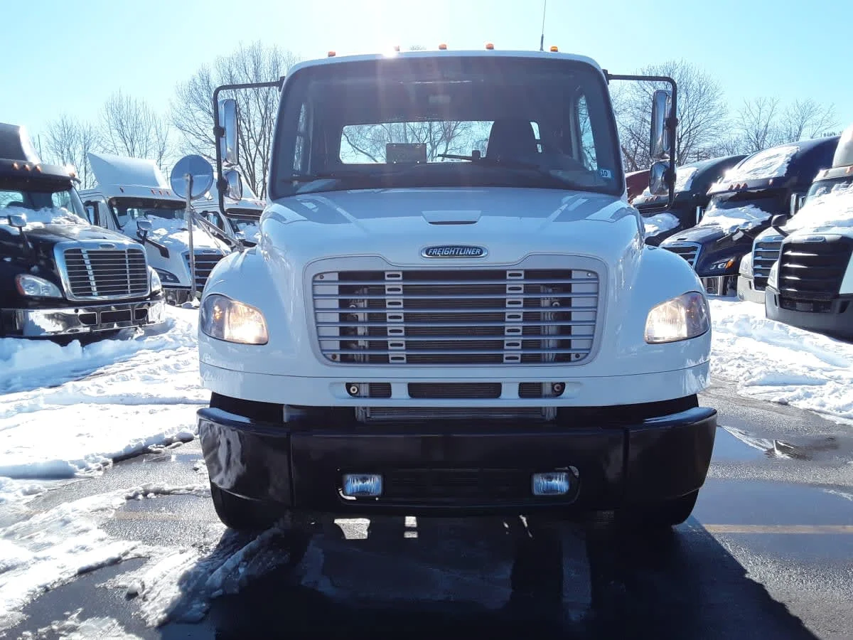 2019 Freightliner M2 106 - image 2