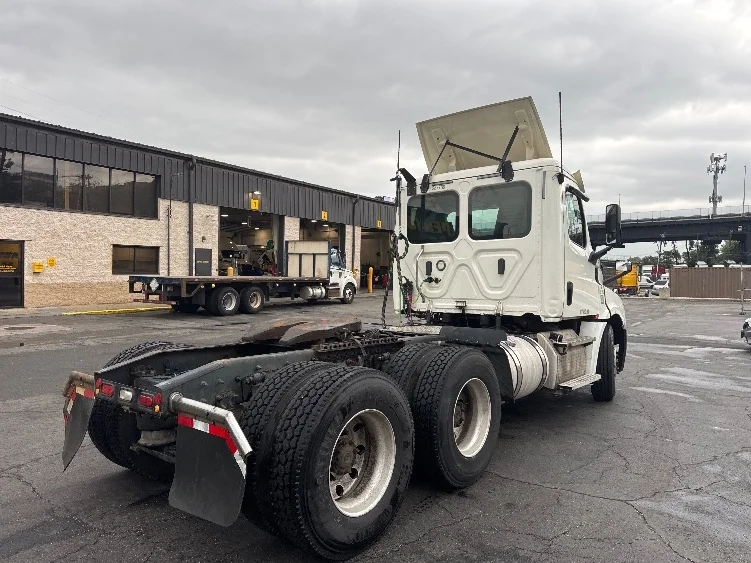 2020 Freightliner Cascadia in Dayton, NJ — photo 7