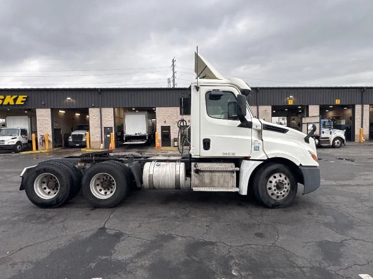 2020 Freightliner Cascadia in Dayton, NJ — photo 8