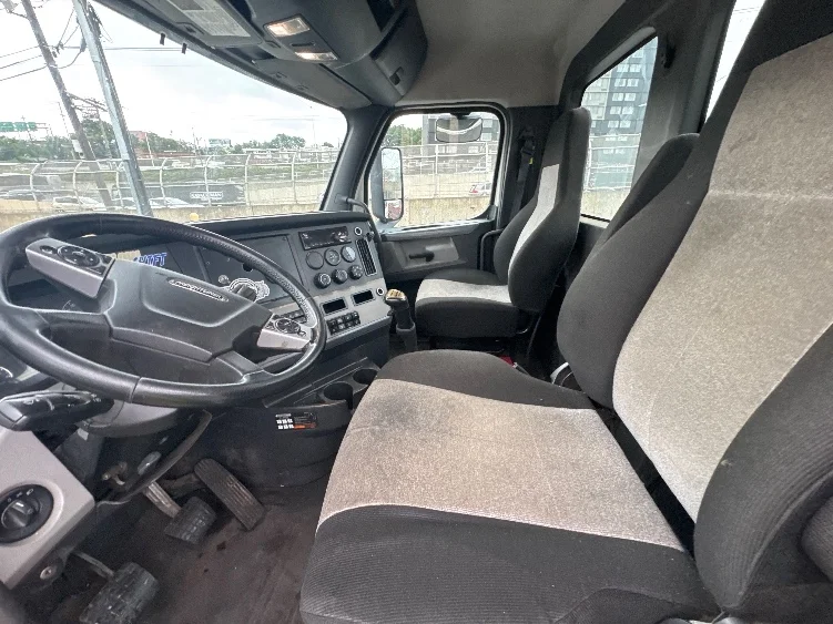 2020 Freightliner Cascadia in Dayton, NJ — photo 10