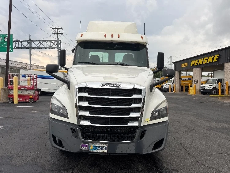 2020 Freightliner Cascadia in Dayton, NJ — photo 2