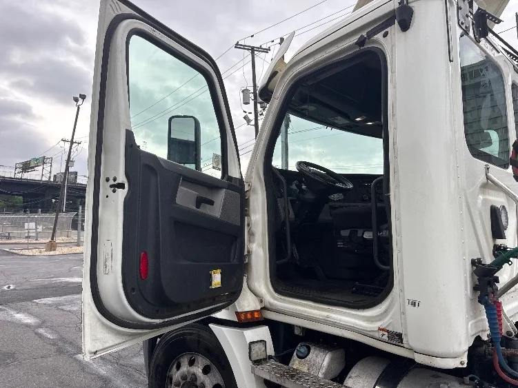 2020 Freightliner Cascadia in Dayton, NJ — photo 9