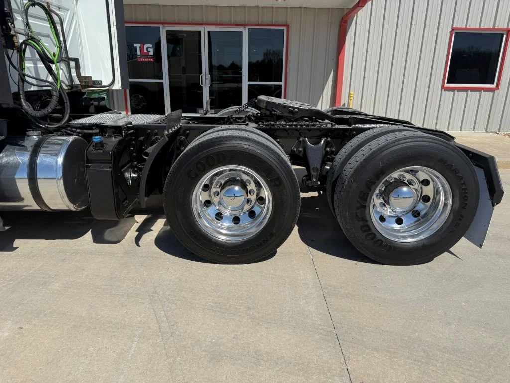 2021 International LT - image 8