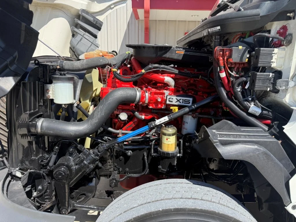 2021 International LT - image 9