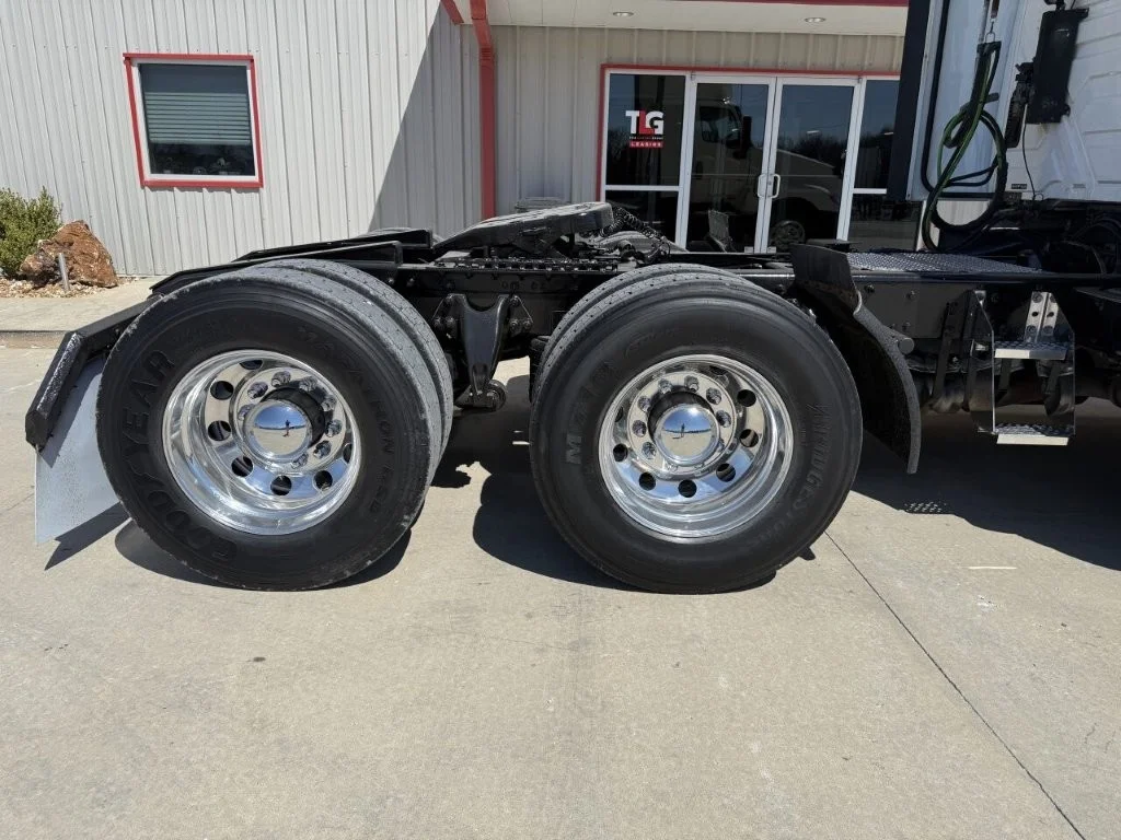 2021 International LT - image 7