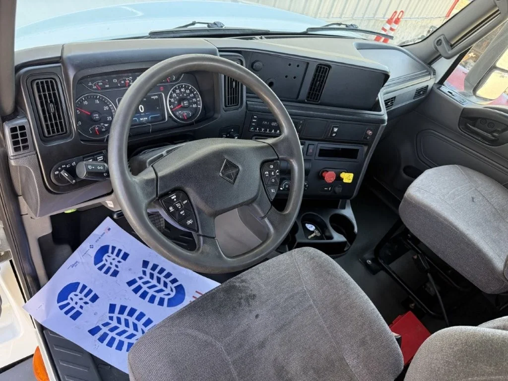 2021 International LT - image 12