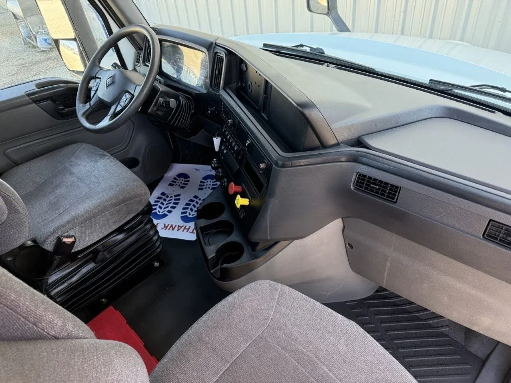 2021 International LT - image 13