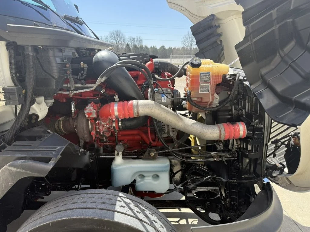 2021 International LT - image 10