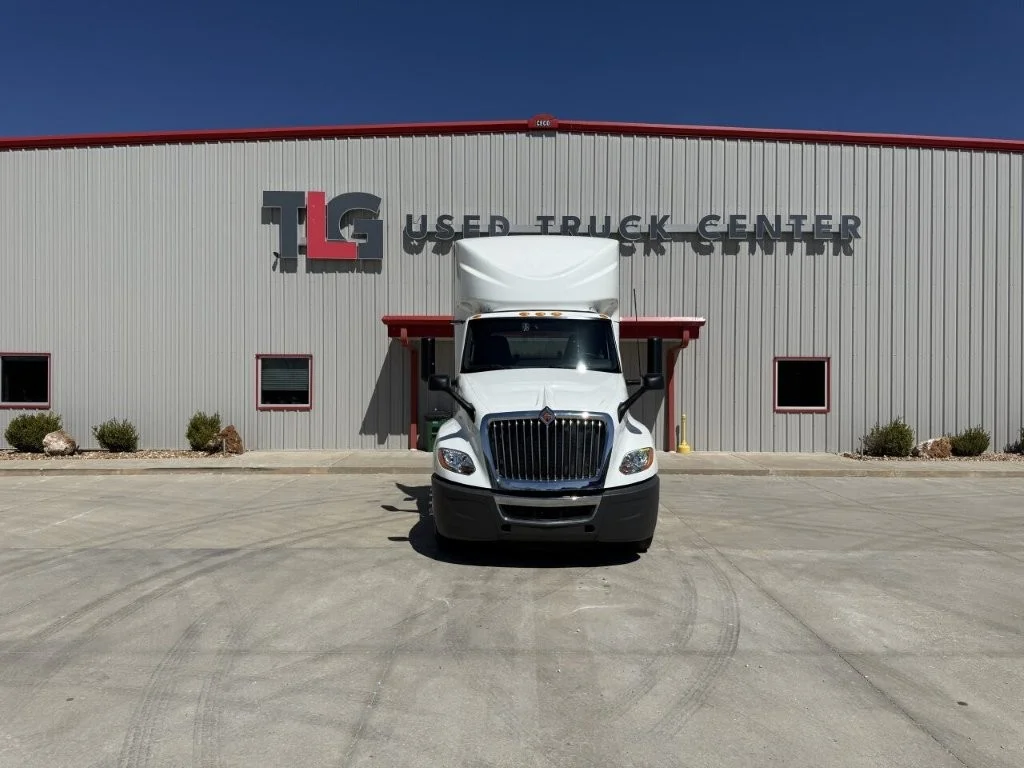 2021 International LT - image 4