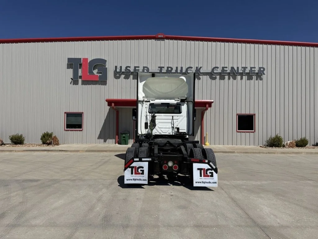 2021 International LT - image 5